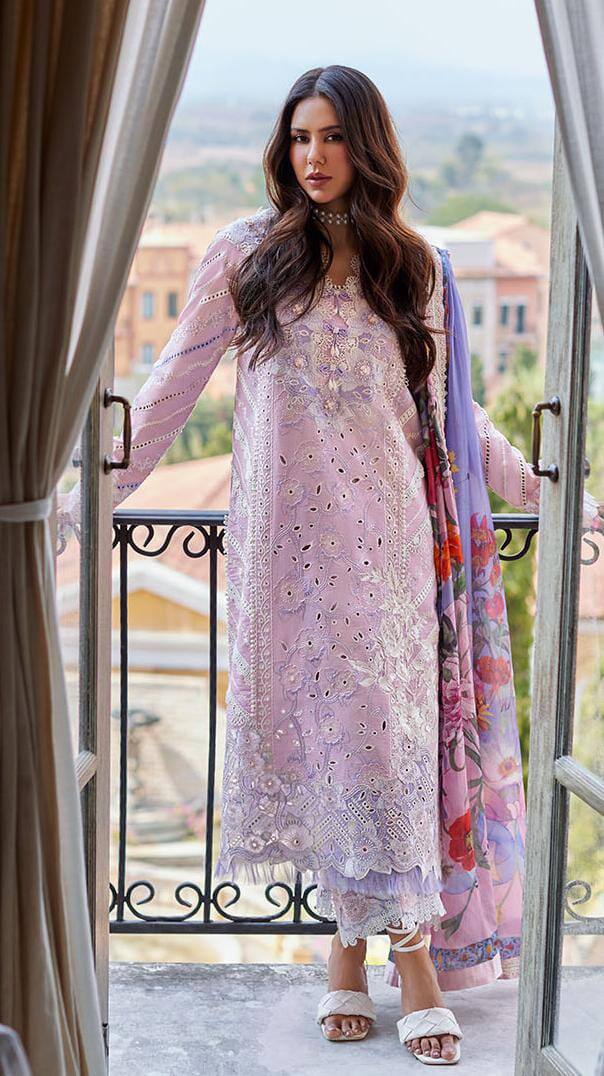 ਦੱਸ ਦਈਏ ਕਿ ਇਸ ਤੋਂ ਪਹਿਲਾਂ ਸੋਨਮ ਦੀਆਂ ਪਾਕਿ ਐਕਟਰ ਅਹਿਸਾਨ ਖਾਨ ਦੇ ਨਾਲ ਤਸਵੀਰਾਂ ਅੱਗ ਵਾਂਗ ਵਾਇਰਲ ਹੋਈਆਂ। ਕਿਉਂਕਿ ਇਨ੍ਹਾਂ ਤਸਵੀਰਾਂ 'ਚ ਉਹ ਐਕਟਰ ਦੇ ਨਾਲ ਰੋਮਾਂਟਿਕ ਪੋਜ਼ ਦਿੰਦੀ ਨਜ਼ਰ ਆਈ ਸੀ।