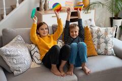 બાળકને ઘરે એકલા છોડવું તમારી મજબૂરી છે, તો આ બાબતોનું રાખો ધ્યાન