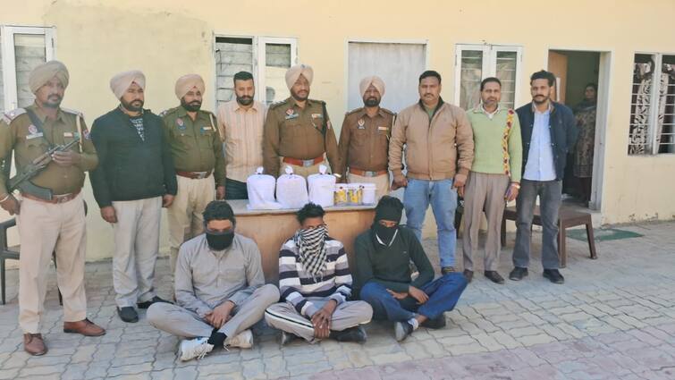 Amritsar police arrested drug smugglers with heroin and drug money worth crores of rupees Amritsar news: ਅੰਮ੍ਰਿਤਸਰ ਪੁਲਿਸ ਨੇ ਨਸ਼ਾ ਸਮਗਲਰਾਂ ਨੂੰ ਕਰੋੜਾਂ ਰੁਪਏ ਦੀ ਹੈਰੋਇਨ ਅਤੇ ਡਰੱਗ ਮਨੀ ਸਮੇਤ ਕੀਤਾ ਕਾਬੂ