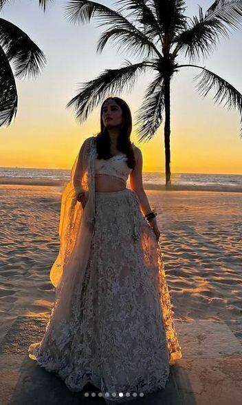 ਫੋਟੋਆਂ ਵਿੱਚ, ਰਾਸ਼ਾ ਥਡਾਨੀ ਆਪਣੀ ਪਤਲੀ ਕਮਰ ਅਤੇ ਕਰਵੀ ਫਿਗਰ ਨੂੰ ਫਲਾਂਟ ਕਰਦੀ ਨਜ਼ਰ ਆ ਰਹੀ ਹੈ।