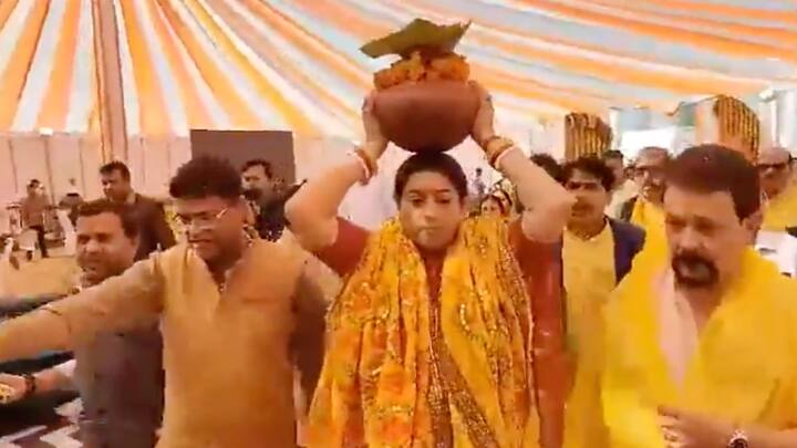 गुरुवार को स्मृति ईरानी अपने पति जुबिन ईरानी के साथ विधि-विधान से पूजा-अर्चना कर गृह-प्रवेश किया. वहीं, वैदिक मंत्रों के साथ स्मृति ने सिर पर कलश रखकर घर के अंदर प्रवेश किया.