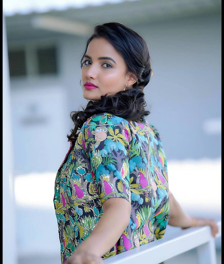 వెండితెరపై షారుక్ ఖాన్ పక్కన ఆమె కనిపించడం అందరిని ఆశ్చర్యపరిచింది. అయితే ప్రస్తుతం జబర్దస్త్ షోకు యాంకర్గా చేస్తూ బిజీ అయిపోయిన సిరి తరచూ సోషల్ మీడియాలో తన ఫొటోలతో ఆకట్టుకుంటోంది. గ్లామరస్, హాట్ హాట్ ఫొటోలు షేర్ చేస్తూ కుర్రకారును ఫిదా చేస్తుంది.