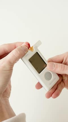 Low Blood Sugar :  रक्तातील कमी साखरेची पातळी ठरू शकते धोकादायक ? अशी करा नियंत्रित