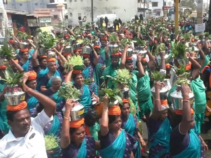 சுடும் வெப்பத்தையும் பொருட்படுத்தாத பக்தர்கள்;  காளிப்பனூர் பகவதி அம்மனுக்கு தீர்த்தம் எடுத்து வந்த பக்தர்கள்