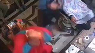 बारबर शॉप पर शख्स ने खुद के सिर पर लगा ली आग, फिर हुआ ये...