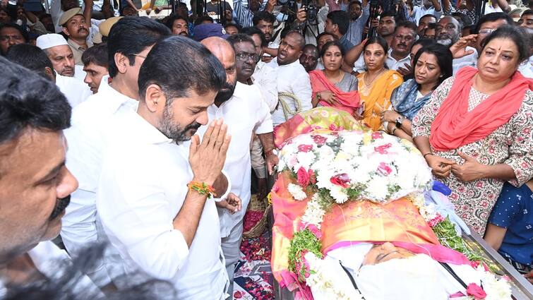 Chief Minister Revanth Reddy paid tribute to Cantonment MLA Lasya Nandita Revanth Reddy: లాస్య నందిత భౌతికకాయానికి సీఎం రేవంత్ నివాళి, పాడె మోసిన హరీశ్ రావు