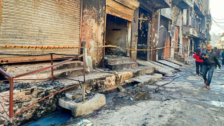 Alipur Fire Incident Case NHRC Issued Notices To Delhi Govt And Police Commissioner Alipur Fire: NHRC सख्त, पुलिस कमिश्नर को भेजा नोटिस, छह हफ्ते में मांगी रिपोर्ट, 11 की हुई थी मौत