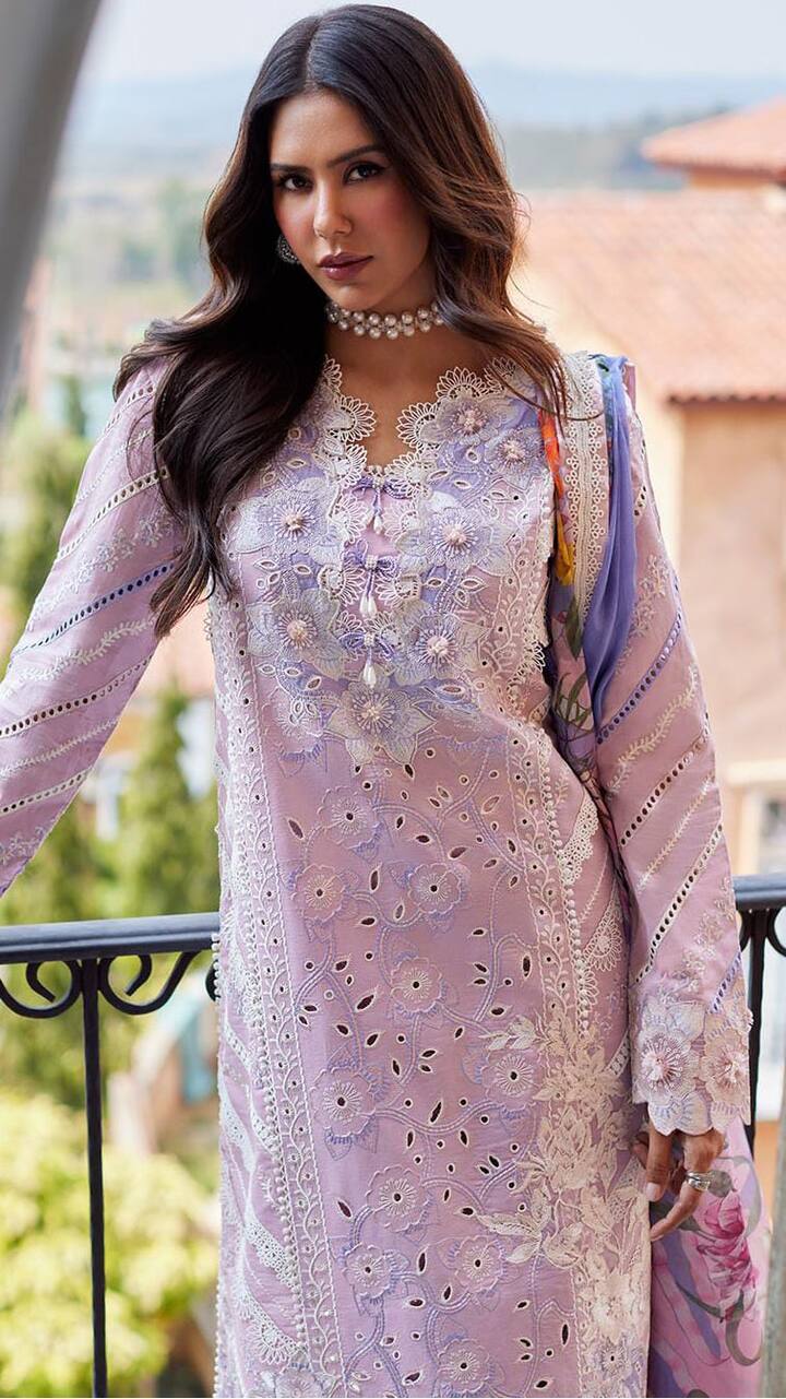 ਹੁਣ ਦੇਖਦੇ ਹੀ ਦੇਖਦੇ ਉਸ ਦੀਆਂ ਖੂਬਸੂਰਤ ਤਸਵੀਰਾਂ ਸੋਸ਼ਲ ਮੀਡੀਆ 'ਤੇ ਵਾਇਰਲ ਹੋ ਰਹੀਆਂ ਹਨ। ਸੋਨਮ ਦੀ ਖੂਬਸੂਰਤੀ 'ਤੇ ਭਾਰਤੀ ਹੀ ਨਹੀਂ ਪਾਕਿਸਤਾਨੀ ਵੀ ਦਿਲ ਹਾਰ ਬੈਠੇ ਹਨ।