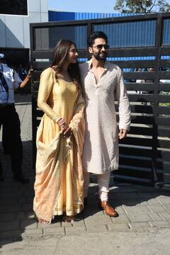 Rakul-Jackky Pics: रकुल-जैकी ने मुंबई पहुंचते ही मीडिया को बांटी मिठाई,अनारकली सूट में बेहद खूबसूरत दिखीं एक्टर की दुल्हन रकुल