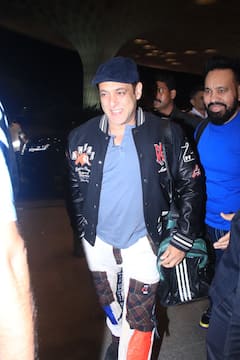 एयरपोर्ट पर स्माइल के साथ Salman Khan ने ली धांसू एंट्री, 'भाईजान' के डैशिंग अंदाज पर फिदा हुए फैंस