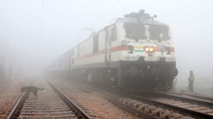 ट्रेन में रोजाना लाखों लोग एक शहर से दूसरे शहर तक जाते हैं, इसके लिए उन्हें टिकट खरीदनी होती है जो अलग-अलग कैटेगरी में मिलती है.