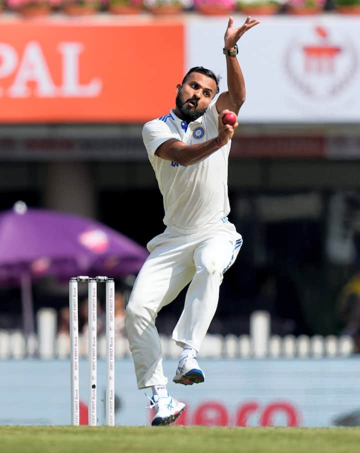 आकाश दीप ने इंग्लैंड के खिलाफ रांची में खेले जा रहे चौथे टेस्ट के ज़रिए डेब्यू किया. डेब्यू मुकाबला खेल रहे आकाश ने भारत को शुरुआती तीन सफलताएं दिलाते हुए इंग्लिश टॉप ऑर्डर को धवस्त कर दिया. बंगाल के लिए फर्स्ट क्लास क्रिकेट खेलने वाले आकाश के लिए टीम इंडिया तक का सफर तय करना बिल्कुल भी आसान नहीं था.