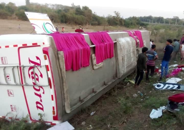 Private bus overturns on Ahmedabad Vadodara Expressway  2 Died  અમદાવાદ-વડોદરા એક્સપ્રેસ વે પર ખાનગી બસ પલટી, 2 લોકોના મોત
