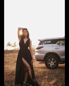 Simran Choudhary : బ్లాక్ డ్రెస్ లో సిమ్రాన్ చౌదరి వెలిగిపోతోంది!