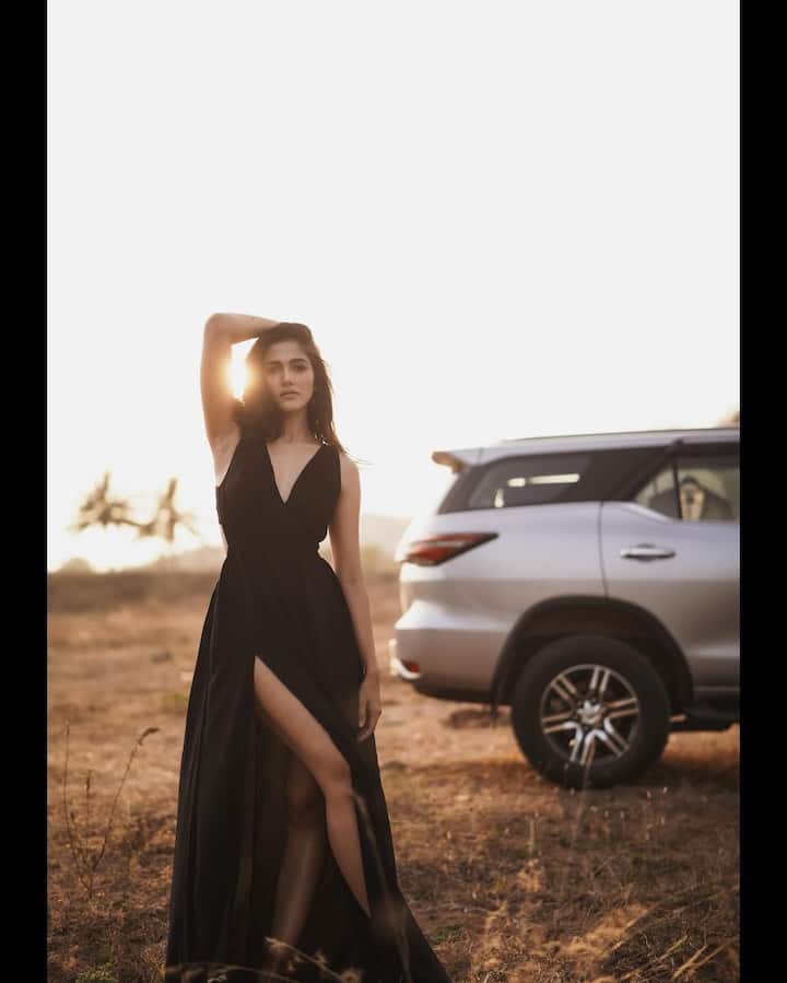 సిమ్రాన్ చౌదరి  'ఈ నగరానికి ఏమైంది' సినిమాతో  తెలుగు ప్రేక్షకులకు చేరువైంది. ఆ తర్వాత 'బొంబాట్', 'పాగల్', 'సెహరి' సినిమాల్లో నటించింది