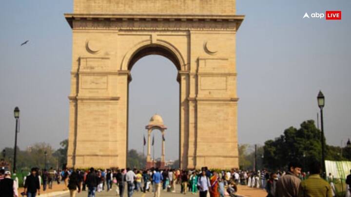 दिल्ली-स्काईमेट के अनुसार, अब पहाड़ों पर बना वेस्टर्न डिस्टरबेंस कमजोर हो रहा है. ऐसे में इसका असर दिल्ली पर न के बराबर रहेगा. अब फरवरी में अगले एक हफ्ते मौसम साफ रहने की संभावना है. हालांकि, पहाड़ों पर चल रही बर्फबारी की वजह से बीच-बीच में कुछ ठंडी हवाएं मैदानी इलाकों से होते हुए दिल्ली तक पहुंचेंगी. यही वजह है कि बीच-बीच में न्यूनतम तापमान में कुछ गिरावट दर्ज की जा रही है. फरवरी के अंत तक यह 10 डिग्री से कम हो सकता है. दिल्ली में 25 से 27 फरवरी के बीच बादल घने हो सकते हैं.