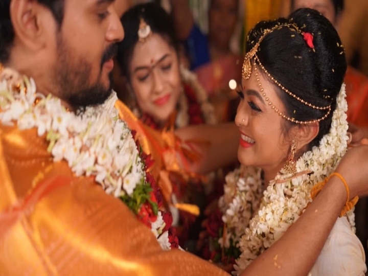 Surendar - Nivedhitha marriage: ரியல் ஜோடியான சீரியல் ஜோடி: திருமகள் நிவேதிதாவை கரம் பிடித்த மலர் ஹீரோ சுரேந்தர்! 