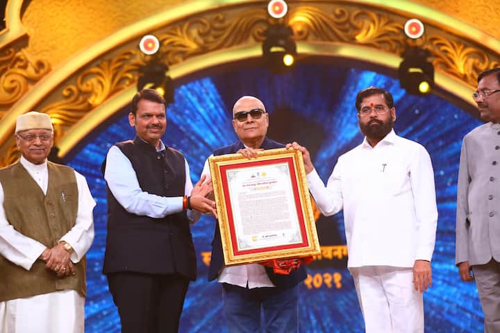 ज्येष्ठ अभिनेते 'मिथुन चक्रवर्ती' यांना सन २०२१ या वर्षासाठीचा 'स्व.राज कपूर जीवनगौरव पुरस्कार' प्रदान करण्यात आला. मिथुन चक्रवर्ती यांच्यावतीने त्यांचे स्नेही विजय यांनी हा पुरस्कार स्वीकारला. (Photo Credit : CMO)