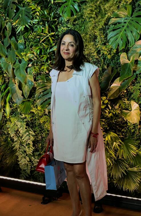 इस पार्टी में दिग्गज एक्ट्रेस नीना गुप्ता का एक बार फिर ग्लैमरस लुक देखने को मिला. जो व्हाइट शॉर्ट में नजर आई.