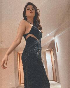 Shraddha Das: બ્લેક લૂકમાં ખૂબ જ હોટ પોઝ આપતી જોવા મળી શ્રદ્ધા દાસ, જુઓ તસવીરો