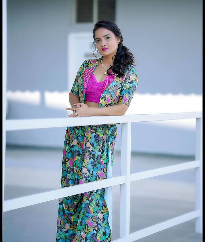 బిగ్బాస్ షోతో బుల్లితెర ఆడియన్స్కి చేరువైన సిరి ప్రస్తుతం పాపులర్ కామెడీ షో జబర్దస్త్కు యాంకర్గా వ్యవహరిస్తోంది. మరోవైపు సినిమాల్లోనూ నటిస్తూ ఫుల్ బిజీ బిజీ అయిపోయింది.