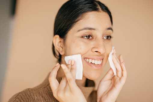 Gentle extraction: Add exfoliation to your skincare routine 2-3 times a week using a gentle exfoliator that suits your skin type. This process helps to remove dead skin cells, unclog pores and exfoliate the skin. Gentle exfoliation leaves skin looking fresh and radiant while reducing the risk of irritation. (Image Source: Getty)