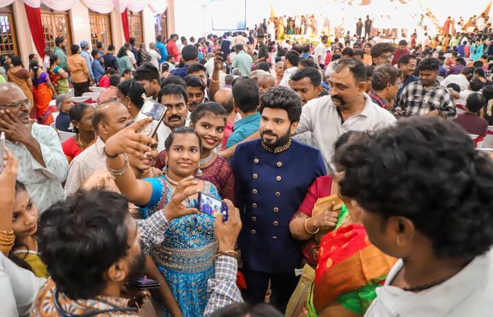 லும், அதே பதிவில் உறவினர் திருமண விழாவில் உறவினர்களுடன் கலந்து கொண்டதாக தெரிவித்தார்.