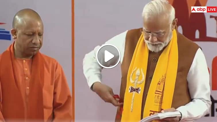 Watch PM Modi was seen setting an example of cleanliness in BHU video goes viral Watch: BHU में स्वच्छता की मिसाल पेश करते नजर आए पीएम मोदी, Video वायरल