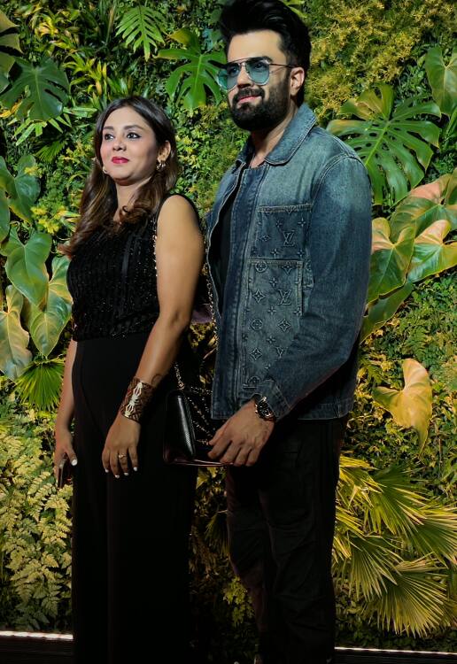 वहीं एक्टरर और पॉपुलर होस्ट मनीष पॉल भी भाग्यश्री की बर्थडे पार्टी में अपनी पत्नी के साथ पहुंचे.