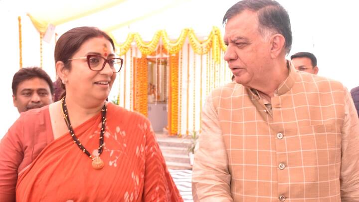 स्मृति ईरानी अमेठी में घर बनवाने वाली पहली सांसद बन गई हैं. उन्होंने बताया कि गांधी परिवार की परंपरागत सीट होने के बावजूद उनका यहां पर कोई घर नहीं है. ऐसे में उन्होंने अपने को अमेठी से लगाव होने का भी दावा मजबूत किया है.