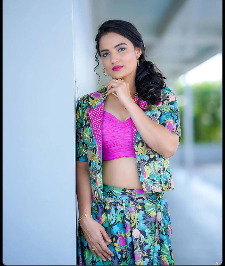 యాంకర్గా స్టేజ్పైనే కాదు గ్లామర్తో నెట్టింట రచ్చ చేస్తుంది. తాజాగా ఈ బిగ్బాస్ భామ వైరెటీ డ్రెస్సులో అందాలు ఒలకబోసింది. ఈ వారం జబర్దస్త్ షోకు కోసం సిద్ధమైన ఆమె ఇలా ఫ్లోరల్ కాలర్ షర్టు, ప్యాంట్లో మెరిసింది.