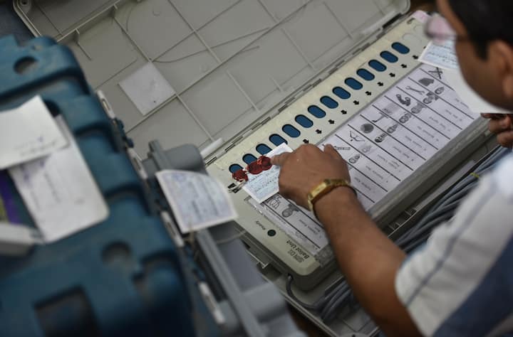 आदर्श आचार संहिता में राजनीतिक दलों, चुनाव लड़ने वाले उम्मीदवारों और सत्ताधारी दलों को निर्वाचन प्रक्रिया के दौरान कैसा व्यवहार करना चाहिए और उनका सामान्य आचरण कैसा होगा ये तय होता है.