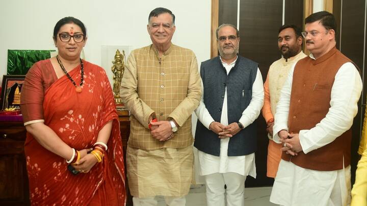 इस घर के ज़रिए उन्होंने ये सियासी संदेश देने की कोशिश की है कि राहुल गांधी 15 साल तक यहां के एमपी रहे लेकिन, अपना घर नहीं बनवाया. इधर वो पांच सालों के भीतर ही अपना आवास बनवा लिया है इसलिए वो यहां की जनता के ज़्यादा क़रीब हैं.