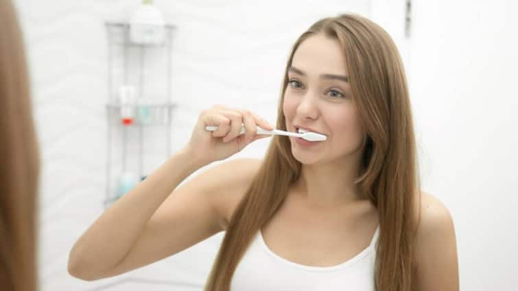 Why do my gums bleed when I brush or floss ब्रश करते समय दांतों से निकलने लगता है खून तो हो सकता है ये कारण, जानिए