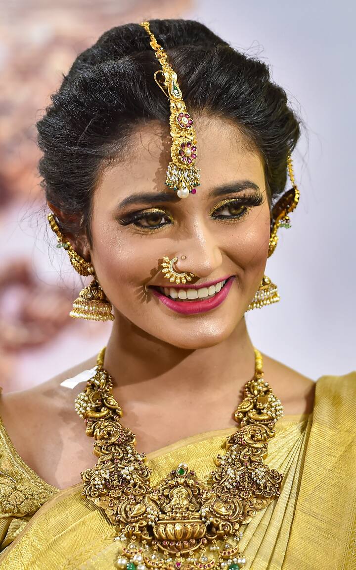 বৃহস্পতিবারের তুলনায় শুক্রবার সোনার দাম অনেকটাই কমে গিয়েছে। গতকালের তুলনায় আজ শুক্রবার ২৪ ক্যারেট সোনার দাম ২০ টাকা কমে হয়েছে ৬১৮৪ টাকা প্রতি গ্রাম।