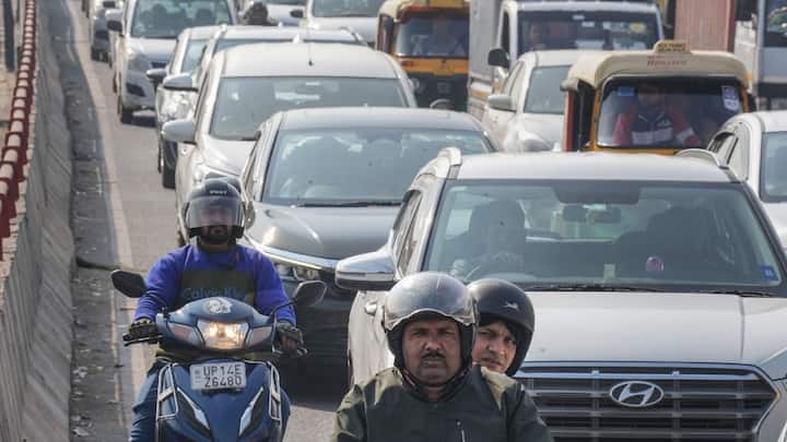 दिल्ली पुलिस ने हरियाणा आने और जाने के लिए यातायात का मार्ग बदलकर जीरो पल्ला, सिंघु स्कूल टोल, पियाओ मनियारी, सबोली, साफियाबाद और लामपुर कर दिया गया है.