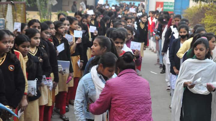 UP Board Exam Over 3 Lakh Students Drop first day exam UP Board Exam: नकल रोकने के इंतजाम से डरे यूपी बोर्ड के परीक्षार्थी, पहले ही दिन तीन लाख से ज्यादा छात्रों ने छोड़ा एग्जाम