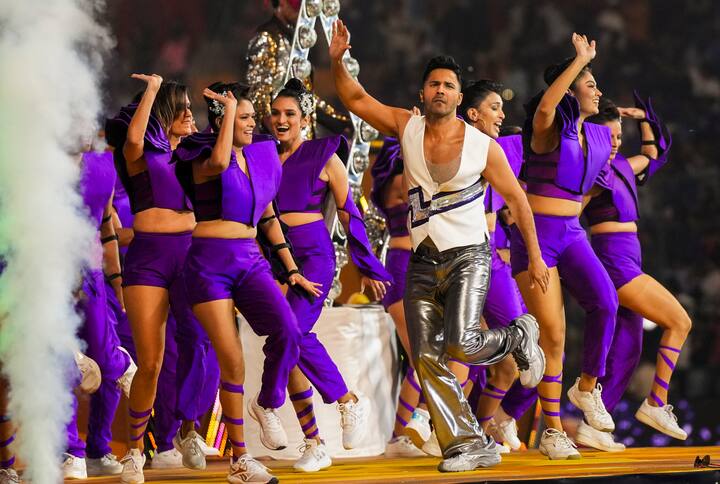 শাহিদ কপূর, কার্তিক আরিয়ান, টাইগার শ্রফ, বরুণ ধবন, সিদ্ধার্থ মলহোত্র, বলিউডের তারকারা সকলেই হাজির মঞ্চ মাতাতে।