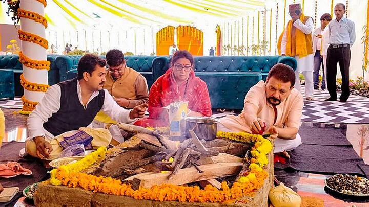 Smriti Irani Grih Pravesh: अमेठी की सांसद स्मृति ईरानी ने अमेठी में अपने नए घर में गृह प्रवेश किया. लोकसभा चुनाव से पहले स्मृति ने अपना घर बनवाकर यहाँ से एक बड़ा सियासी संदेश देने की कोशिश की है.