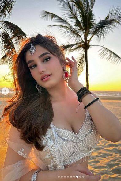 ਇਨ੍ਹਾਂ ਤਸਵੀਰਾਂ 'ਚ ਰਾਸ਼ਾ ਥਡਾਨੀ ਬੀਚ 'ਤੇ ਸੂਰਜ ਡੁੱਬਣ ਦਾ ਆਨੰਦ ਲੈਂਦੇ ਹੋਏ ਫੋਟੋਸ਼ੂਟ ਕਰਵਾਉਂਦੀ ਨਜ਼ਰ ਆ ਰਹੀ ਹੈ।