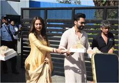 Rakul And Jackky Bhaganani: ముంబైకి చేరుకున్న కొత్త జంట - మీడియాకు స్వీట్స్‌, గిఫ్ట్స్‌ పంపిణీ..