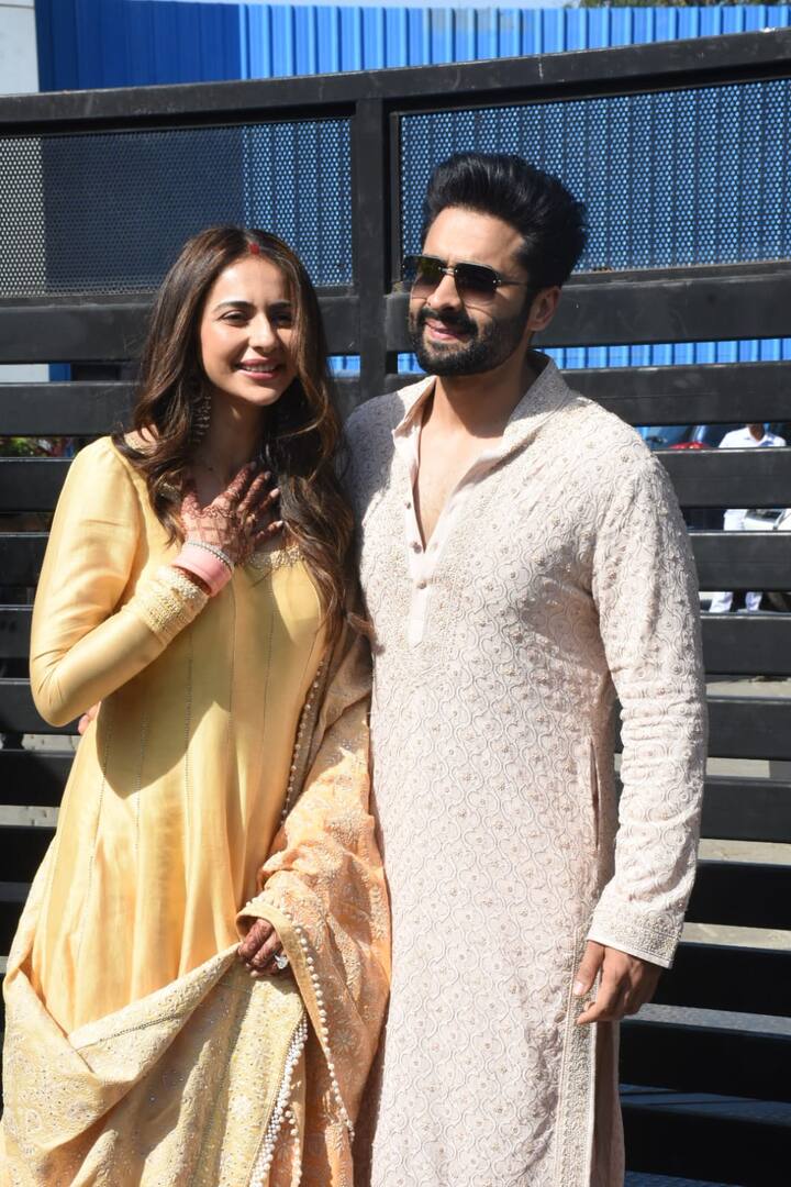 वहीं जैकी एयरपोट पर चिकनकारी कुर्ता सेट में दिखे. जिन्होंने आंखों पर चश्मा लगाकर अपना लुक डेशिंग बनाया.
