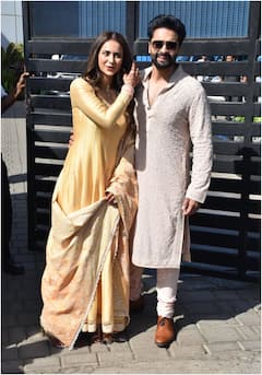 Rakul And Jackky Bhaganani: ముంబైకి చేరుకున్న కొత్త జంట - మీడియాకు స్వీట్స్‌, గిఫ్ట్స్‌ పంపిణీ..