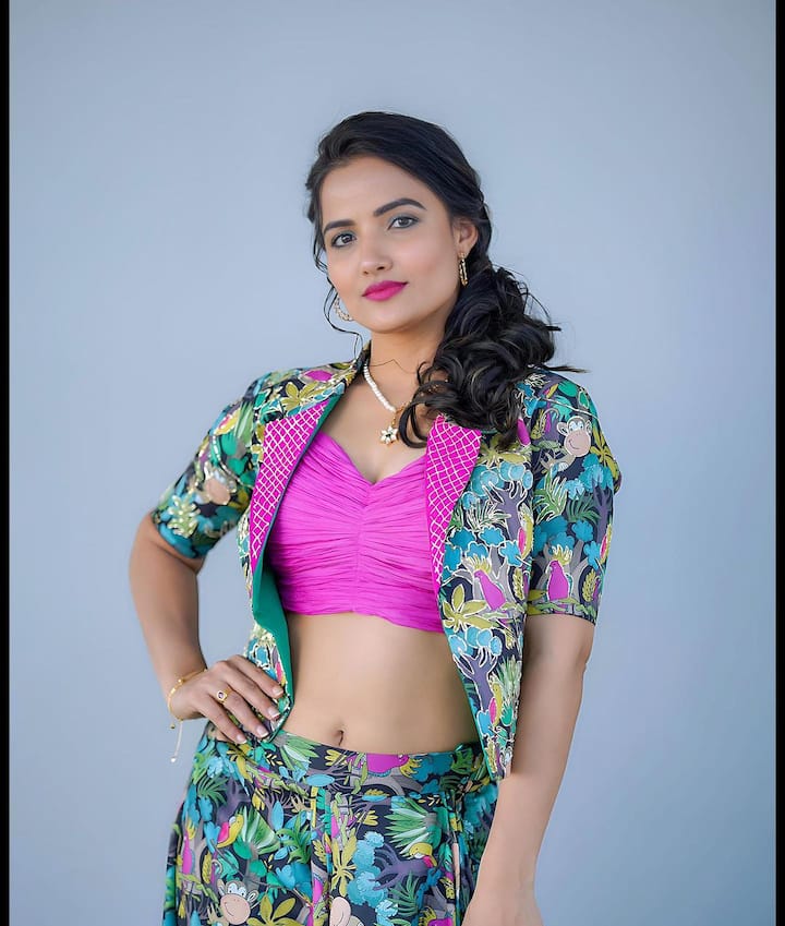 ఎవరే నువ్వు మోహినీ, సావిత్రమ్మ గారి అబ్బాయి, అగ్ని సాక్షి వంటి సీరియల్స్తో బుల్లితెరపై అడుగుపెట్టింది. అదే సమయంలో తన ప్రియుడు శ్రీహాన్తో కలిసి ఎన్నో వెబ్సిరీస్లో నటించిన ఆమె ఆ తర్వాత బిగ్బాస్ షో మరింత పాపులర్ అయ్యింది.