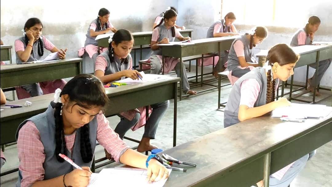 TN 10th Hall Ticket: 10ஆம் வகுப்பு பொதுத்தேர்வு: நாளை முதல் ஹால்டிக்கெட்- பெறுவது எப்படி?