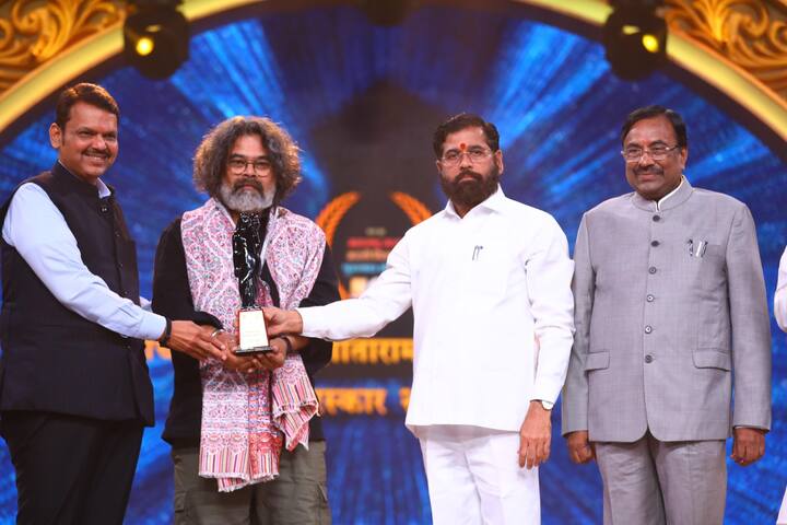 मुख्यमंत्री एकनाथ शिंदे यांच्या हस्ते 'चित्रपती व्ही. शांताराम विशेष योगदान पुरस्कार' प्रदान करण्यात आले. वर्ष २०२० साठी चित्रपट दिग्दर्शक 'गजेंद्र अहिरे' यांना, वर्ष २०२१ साठी ज्येष्ठ पार्श्वगायक 'रवींद्र साठे'आणि उपमुख्यमंत्री देवेंद्र फडणवीस, सांस्कृतिक कार्यमंत्री सुधीर मुनगंटीवार, पालकमंत्री दीपक केसरकर, सांस्कृतिक कार्य प्रधान सचिव विकास खारगे यांची प्रमुख उपस्थिती होती. (Photo Credit : CMO)