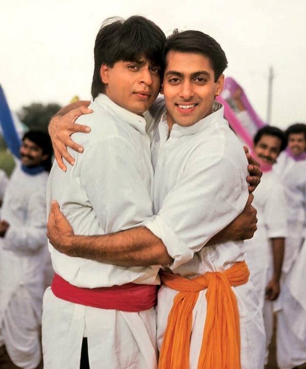 साल 1995 में रिलीज हुई फिल्म 'करण अर्जुन' उस जमाने की ब्लॉकबस्टर फिल्म साबित हुई थी. फिल्म में सलमान खान और शाहरुख खान की जोड़ी को दर्शकों ने खूब पसंद किया. वहीं मूवी का डायलॉग 'मेरे करण- अर्जुन आएंगे...' आज तक लोगों की जुबां पर हैं.