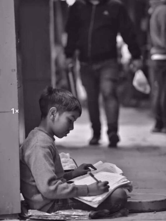 Video: फुटपाथ पर पढ़ाई कर रहे बच्चे को देख भावुक हुए लोग