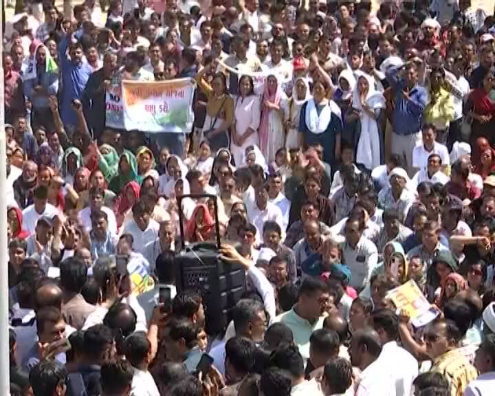 Government employees staged a protest at Gandhinagar to implement the old pension scheme Gandhinagar: લોકસભા ચૂંટણી પહેલા સરકારની મુશ્કેલી વધશે, જૂની પેન્શન યોજનાને લઈ રસ્તા પર ઉતર્યા કર્મચારીઓ