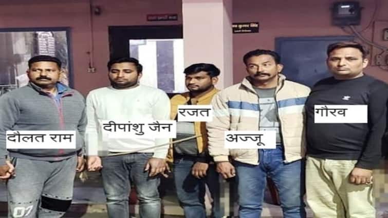 Meerut News: कर्ज चुकाने से बचने के लिए अपहरण और लूट की रची साजिश, ज्वेलर समेत 7 आरोपी पहुंचे जेल Meerut police busted fake kidnapping and loot bullion trader conspired to avoid repayment of loan ANN Meerut News: कर्ज चुकाने से बचने के लिए अपहरण और लूट की रची साजिश, ज्वेलर समेत 7 आरोपी पहुंचे जेल